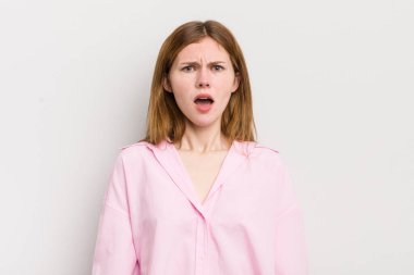 Kızıl saçlı güzel kadın korkmuş ve şok olmuş hissediyor, ağzı açık şaşkınlık içinde.