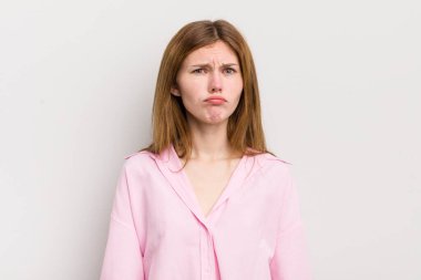 Kızıl saçlı güzel bir kadın şapşal ve komik görünüyor. Şaşı bakışlı, şakacı ve şakacı.