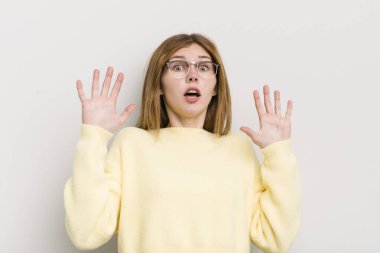 Kızıl saçlı güzel bir kadın sersemlemiş ve korkmuş hissediyor. Korkutucu bir şeyden korkuyor. Elleri açık ve uzak dur diyor.