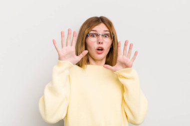 Kızıl saçlı güzel kadın korkmuş hissediyor, korku ve panik içinde geri çekiliyor ve bir kabusa tepki veriyor.