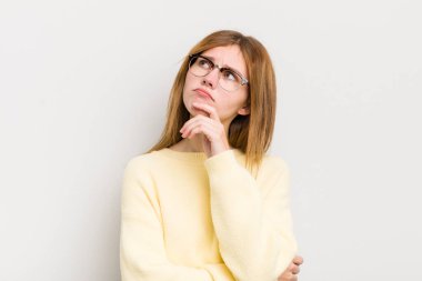 Kızıl saçlı, güzel bir kadın düşünceli, meraklı ya da hayal kuran, hayal kuran ve uzayı kopyalamak isteyen.