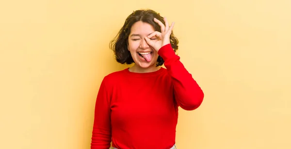 Mulher Hispânica Bonita Sorrindo Feliz Com Cara Engraçada Brincando Olhando — Fotografia de Stock