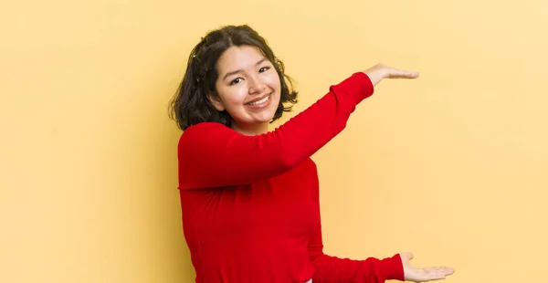 Bella Donna Ispanica Sorridente Sentirsi Felice Positivo Soddisfatto Tenendo Mostrando — Foto Stock