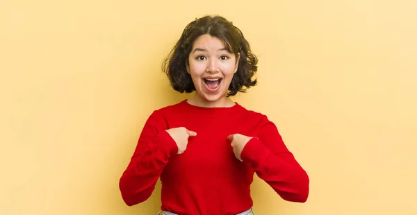 Mujer Hispana Bonita Sintiéndose Feliz Sorprendida Orgullosa Señalándose Misma Con —  Fotos de Stock