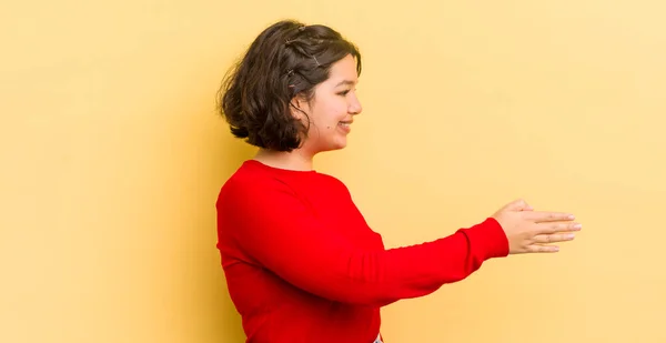 Güzel Spanyol Kadın Gülümsüyor Seni Selamlıyor Başarılı Bir Anlaşma Için — Stok fotoğraf