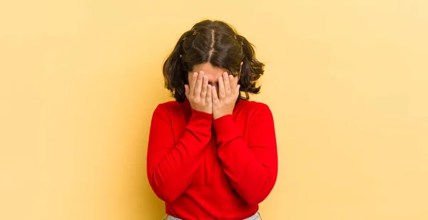 Mulher Muito Hispânica Sentindo Triste Frustrado Nervoso Deprimido Cobrindo Rosto — Fotografia de Stock