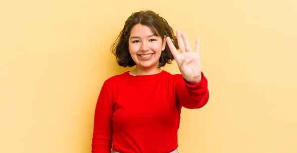 Mujer Hispana Bonita Sonriendo Mirando Amistoso Mostrando Número Cuatro Cuarto —  Fotos de Stock