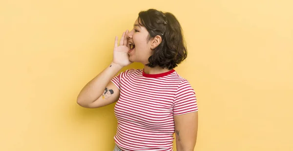 Pretty Hispanic Woman Profile View Looking Happy Excited Shouting Calling — Stock Photo, Image