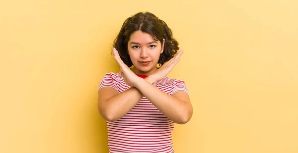 Mujer Hispana Bonita Mirando Molesto Enfermo Actitud Diciendo Basta Manos — Foto de Stock