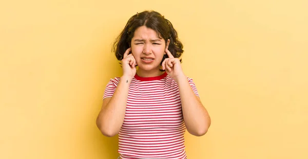 Mujer Hispana Bonita Mirando Enojado Estresado Molesto Cubriendo Ambos Oídos — Foto de Stock