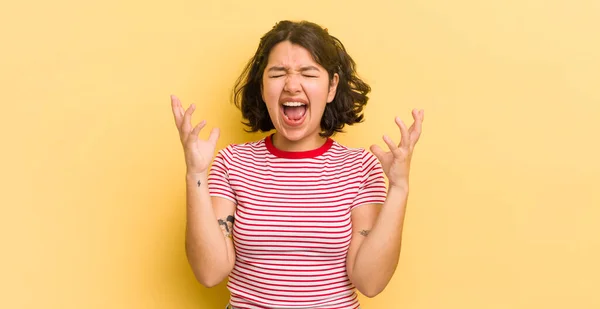 Piękna Latynoska Kobieta Wściekle Krzyczy Czuje Się Zestresowany Zdenerwowany Rękami — Zdjęcie stockowe