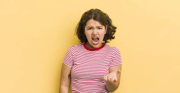 Bella Donna Ispanica Cercando Arrabbiato Infastidito Frustrato Urlando Wtf Che — Foto Stock