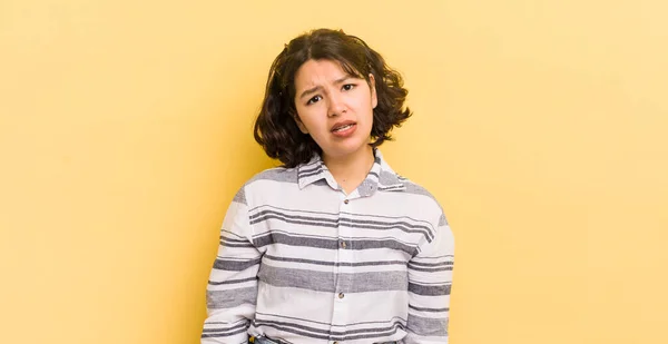 Pretty Hispanic Woman Feeling Puzzled Confused Dumb Stunned Expression Looking — Stok fotoğraf