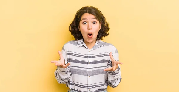 Pretty Hispanic Woman Feeling Extremely Shocked Surprised Anxious Panicking Stressed — Stock Photo, Image