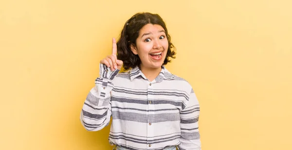 Mulher Hispânica Bonita Sentindo Como Gênio Feliz Animado Depois Perceber — Fotografia de Stock