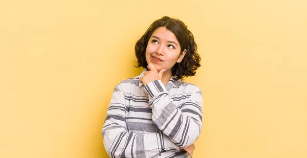 Pretty Hispanic Woman Feeling Thoughtful Wondering Imagining Ideas Daydreaming Looking — Stock Photo, Image