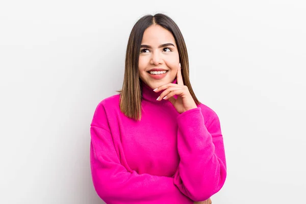 Mulher Hispânica Bonita Sorrindo Feliz Sonhando Acordado Duvidar Olhando Para — Fotografia de Stock