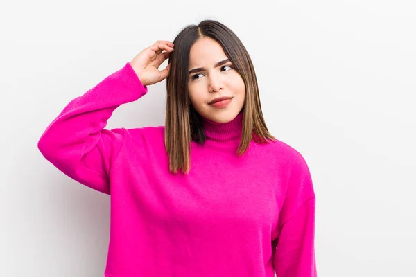 Pretty Hispanic Woman Feeling Puzzled Confused Scratching Head Looking Side — Stock Photo, Image