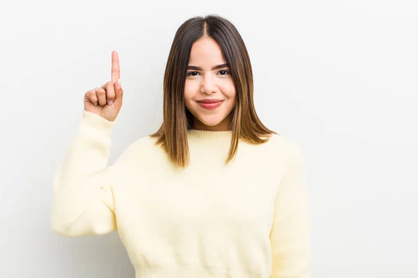 Mulher Hispânica Bonita Sorrindo Alegre Feliz Apontando Para Cima Com — Fotografia de Stock