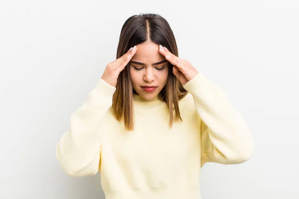 Vacker Latinamerikansk Kvinna Ser Stressad Och Frustrerad Arbetar Press Med — Stockfoto