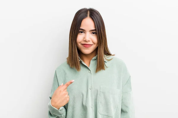 Bonita Mulher Hispânica Olhando Orgulhoso Confiante Feliz Sorrindo Apontando Para — Fotografia de Stock