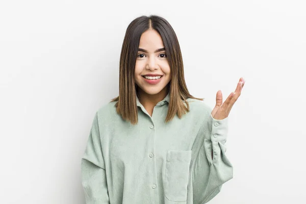 Mulher Hispânica Bonita Sentindo Feliz Surpreso Alegre Sorrindo Com Atitude — Fotografia de Stock