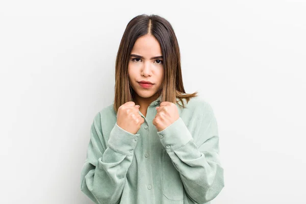 Hübsche Hispanische Frau Sieht Selbstbewusst Wütend Stark Und Aggressiv Aus — Stockfoto