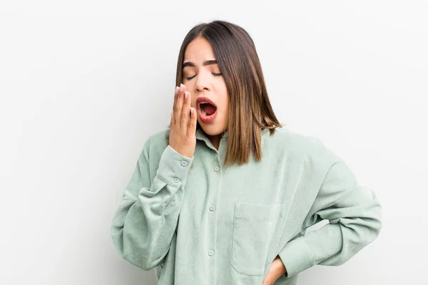 Mulher Hispânica Bonita Bocejando Preguiçosamente Início Manhã Acordando Olhando Sonolento — Fotografia de Stock