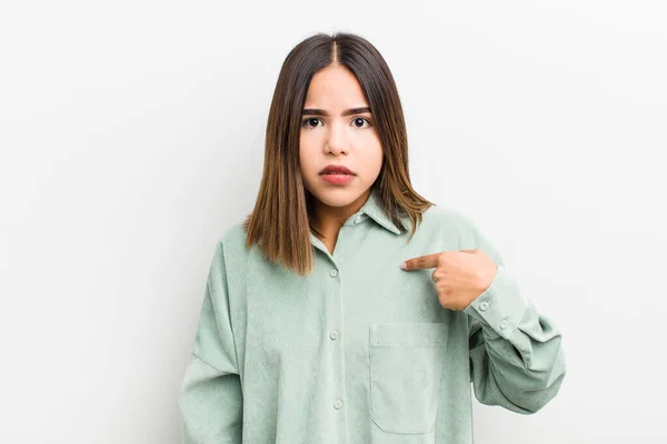 Bella Donna Ispanica Sentirsi Confuso Perplesso Insicuro Indicando Auto Chiedendo — Foto Stock