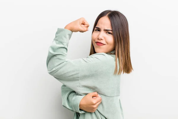 Hübsche Hispanische Frau Die Sich Glücklich Zufrieden Und Kraftvoll Fühlt — Stockfoto