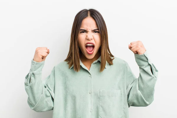 Jolie Femme Hispanique Criant Agressivement Avec Une Expression Colère Avec — Photo