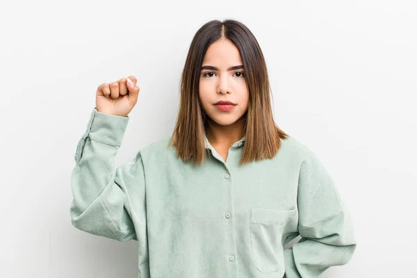 Hübsche Hispanische Frau Die Sich Ernst Stark Und Rebellisch Fühlt — Stockfoto