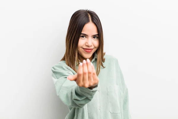 Mulher Hispânica Bonita Sentindo Feliz Bem Sucedido Confiante Enfrentando Desafio — Fotografia de Stock