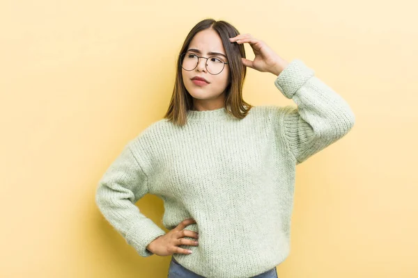 Mooie Spaanse Vrouw Gevoel Verward Verward Krassen Hoofd Kijken Naar — Stockfoto