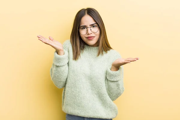 Vrij Spaanse Vrouw Kijken Verbaasd Verward Gestrest Afvragen Tussen Verschillende — Stockfoto