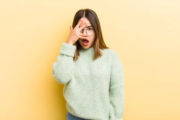 Mujer Hispana Bonita Mirando Sorprendida Asustada Aterrorizada Cubriendo Cara Con —  Fotos de Stock