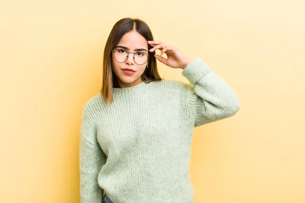 Mooie Spaanse Vrouw Voelt Zich Verward Verbaasd Waaruit Blijkt Dat — Stockfoto