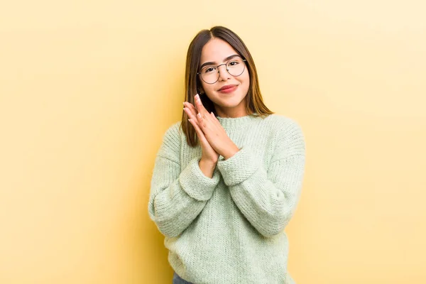 Mujer Hispana Bonita Sintiéndose Feliz Exitosa Sonriendo Aplaudiendo Diciendo Felicitaciones — Foto de Stock