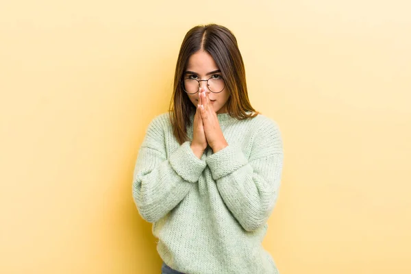 Csinos Spanyol Érzés Aggódik Reményteljes Vallásos Imádkozik Hűségesen Tenyérrel Szorított — Stock Fotó