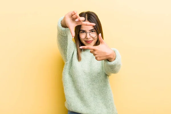 Hübsche Hispanische Frau Fühlt Sich Glücklich Freundlich Und Positiv Lächelt — Stockfoto