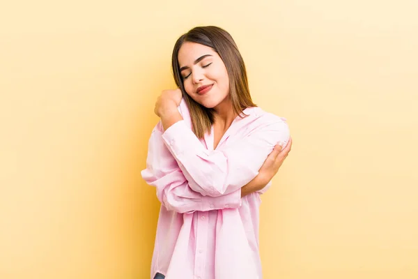 Mujer Bastante Hispana Sintiéndose Enamorada Sonriendo Abrazándose Abrazándose Manteniéndose Soltera — Foto de Stock