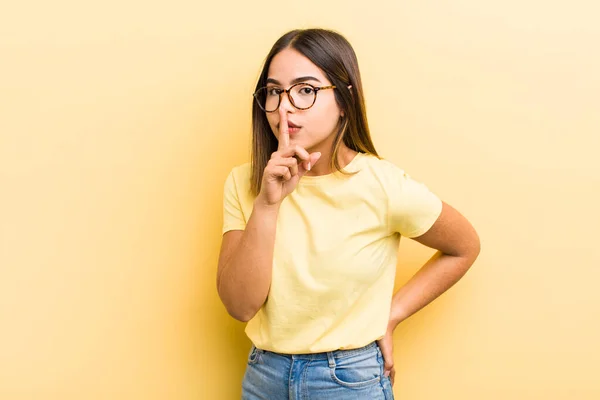 Bella Donna Ispanica Che Chiede Silenzio Tranquillità Gesticolando Con Dito — Foto Stock