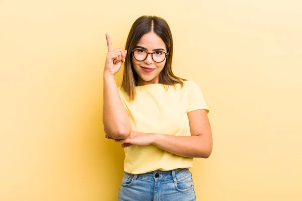 Mujer Bastante Hispana Sintiéndose Como Genio Sosteniendo Dedo Orgullosamente Aire —  Fotos de Stock