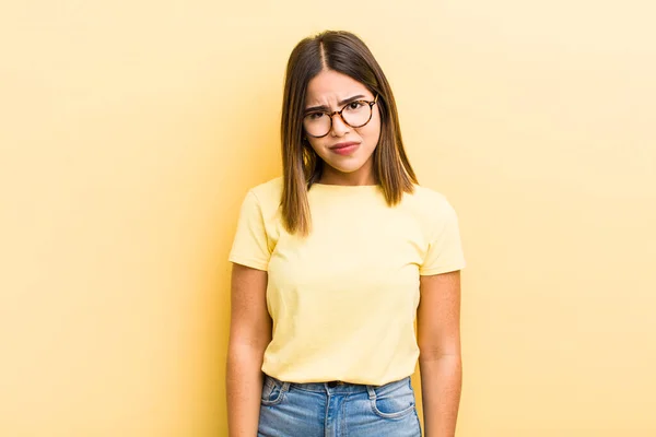 Pretty Hispanic Woman Feeling Puzzled Confused Dumb Stunned Expression Looking — Foto Stock