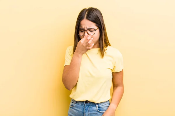 Pretty Hispanic Woman Feeling Disgusted Holding Nose Avoid Smelling Foul — Stock Photo, Image