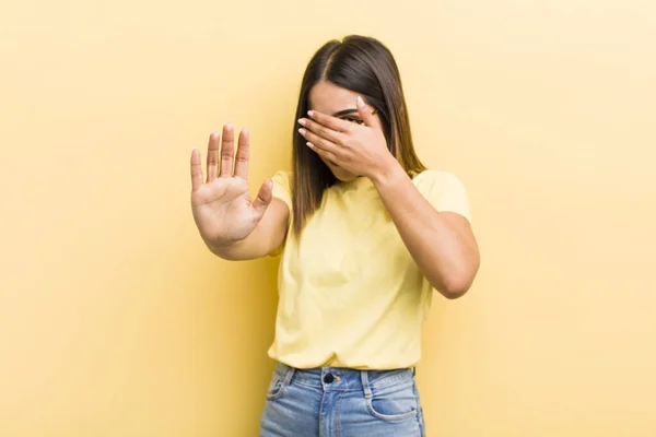 Mujer Hispana Bonita Cubriendo Cara Con Mano Poniendo Otra Mano — Foto de Stock