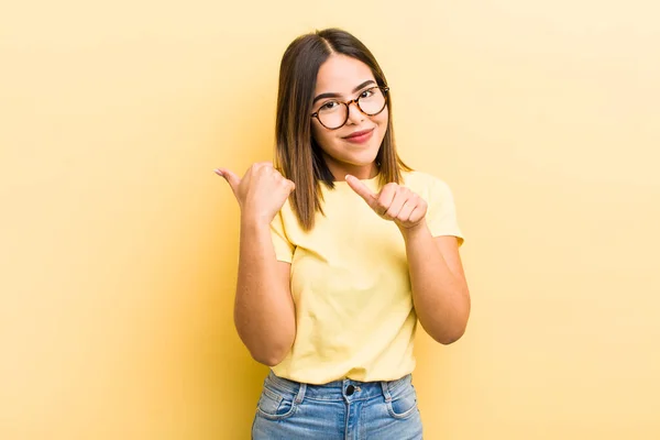 Mujer Hispana Bonita Sonriendo Alegre Casualmente Apuntando Copiar Espacio Costado —  Fotos de Stock