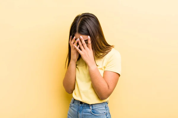 Mooie Spaanse Vrouw Bedekken Ogen Met Handen Met Een Trieste — Stockfoto