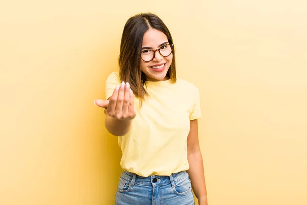 Bella Donna Ispanica Sentirsi Felice Successo Fiducioso Fronte Una Sfida — Foto Stock