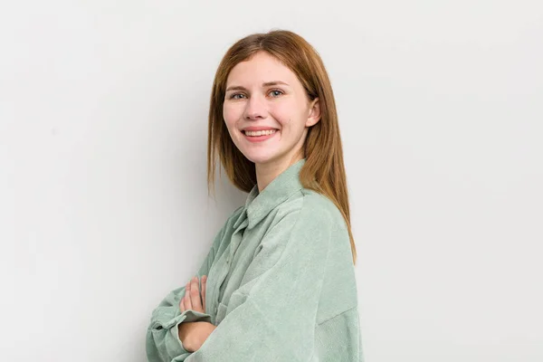 Testa Rossa Bella Donna Sorridente Alla Macchina Fotografica Con Braccia — Foto Stock